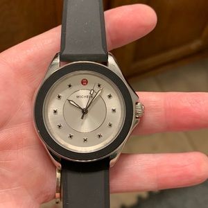 Women’s MW round face.  Rubber watch band.